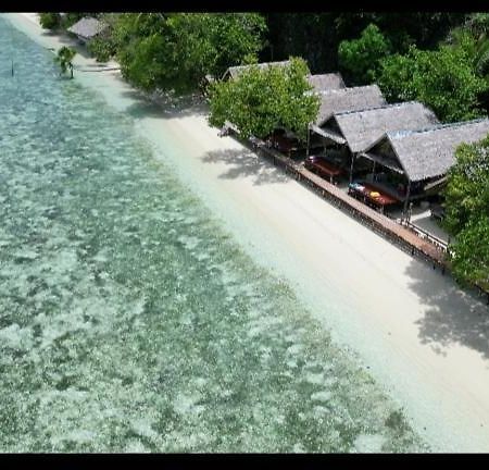 Mambetron Homestay Raja Ampat Pulau Mansuar Exterior photo