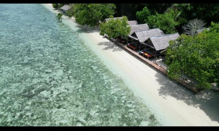 Mambetron Homestay Raja Ampat Pulau Mansuar Exterior photo